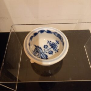 Meissen 3 footed blue onion dish
